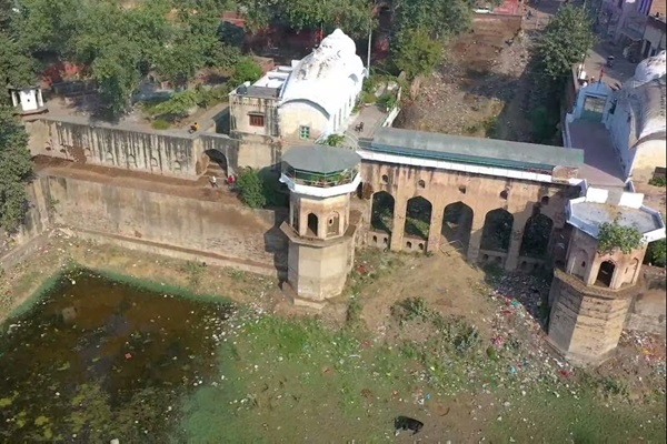 This pond, located near the old Town Hall of Rewari, was constructed with cement (pakka) by Rao Tej Singh between 1810 and 1815.