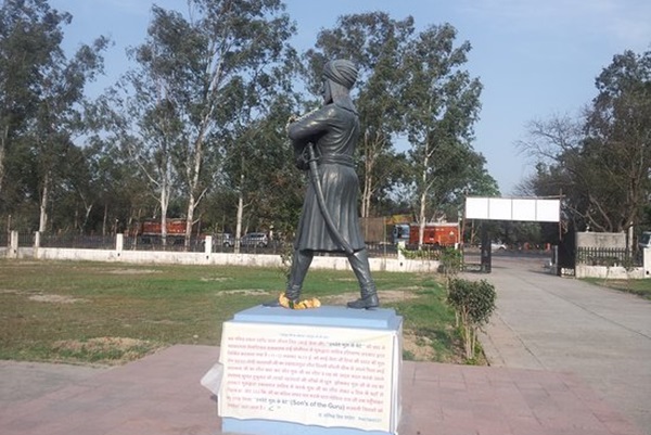 After the martyrdom of Guru Teg Bahadur, Bhai Jaita Ji bravely picked up the severed head and began his journey towards Anandpur Sahib.