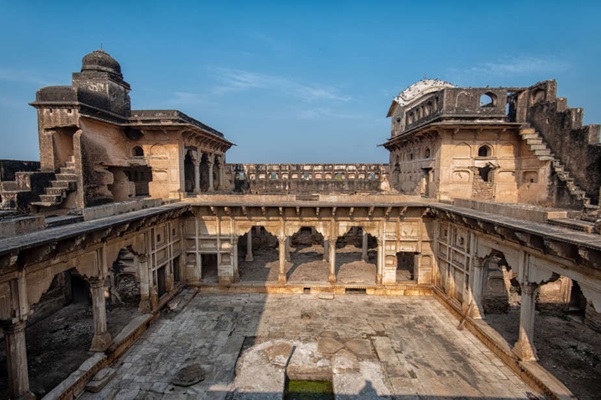 This expansive building, known as Chhatta Rai Mukand Das, was constructed by Ray-i-Rayan Mukand Dass,